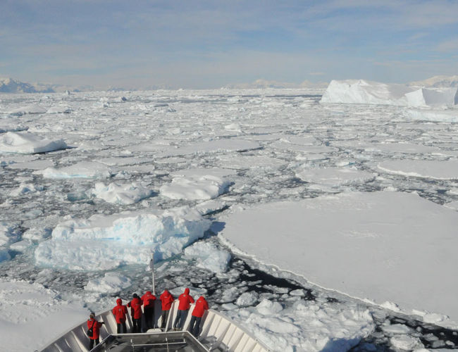 　　<br />再び海氷が増えてきた。針路はびっしりと氷に覆われた。でも進んでいくと少しの隙間がある。そこを押し分けるようにして船は進んだ。