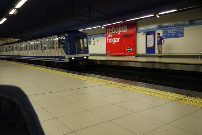 地下鉄に乗ってホテルまで戻ります。<br />長い一日が終わります。