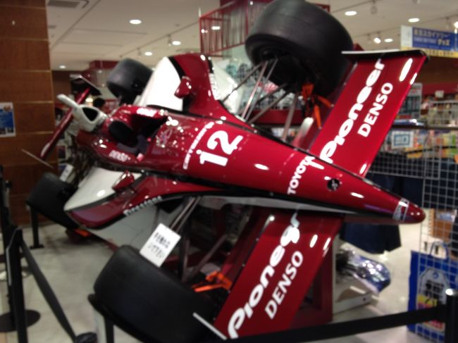 新東名高速道路<br />2012年4月14日に御殿場JCT〜三ヶ日JCT間の約162?が開通しました。一度に162?もの高速道路が開通することは、日本の高速道路開通史上最長となります。今回の開通後、2014年度には浜松いなさJCT〜豊田東JCTの約53?が開通し、最終的には、2020年度の伊勢原北IC〜御殿場JCT間の開通で、海老名南JCT〜豊田東JCT間の全長254?の高速道路になる予定です。<br /><br />はやく開通して〜<br />もっと東のほうまで伸ばして〜<br /><br />足柄ＳＡにて