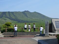 正面に見えるのが三原山です。
