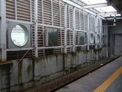 ＜上田駅／別所線ホーム＞
この丸窓は、やはりあの丸窓電車がモチーフとなっているのだろう。