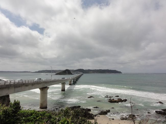 No.4関門海峡<br />http://4travel.jp/traveler/bjfan/album/10670504/<br /><br /><br />No.5角島大橋・青海（おうみ)島<br />12:00(736K)<br />関門海峡国道トンネルを通過し本州へ。<br /><br />以前ロケみつで稲垣サキちゃんが訪れてから<br />ずっと、気になっていた角島大橋へ<br /><br />写真撮り忘れたのですが<br />特牛(こっとい)駅にも行きました。<br />線路沿いの道も走りましたが<br />街暮らしに慣れているせいか<br />こんな、道があるんだ･･･ってビックリする程の場所でした。<br /><br /><br />