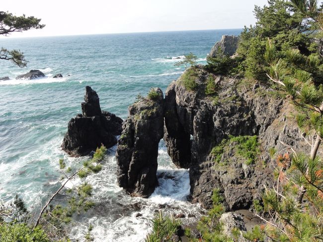 また、日本を代表する日本画家・東山魁夷画伯は、<br />昭和43年に完成した皇居宮殿・長和殿波の間に<br />青海島の風景をモデルにしたといわれる大壁画を制作しました。