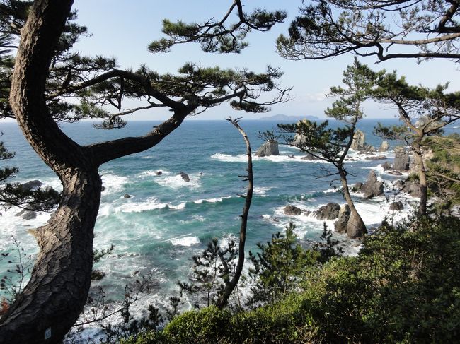 その２年後の昭和４６年から<br />奈良唐招提寺にある襖絵「濤声」の制作を始めましたが、<br />日本の海の集大成だといわれるその絵にも青海島の風景が見られます。<br />画伯にとって日本の海のイメージは青海島であったのかもしれません。<br /><br /><br />17:12　青海島の駐車場を出発