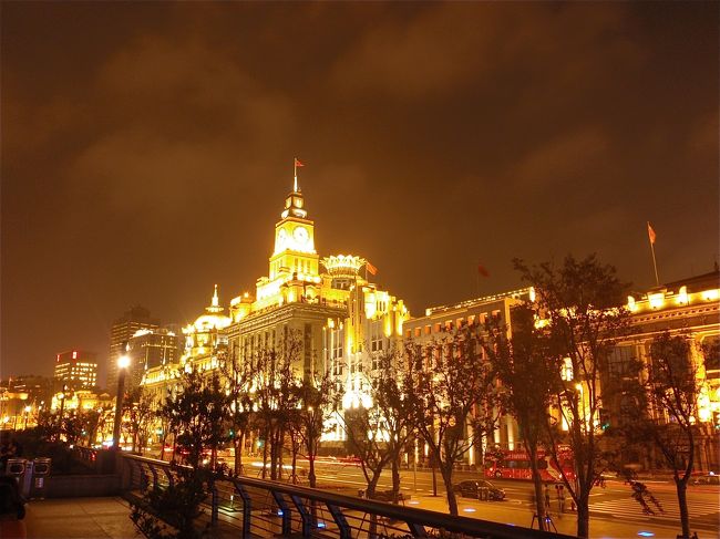 ずーーっと前に旅行のパンフレットを見たとき、上海のこの景色の写真を見て、余りの美しさにいつか上海に行ってみたいとずっとずっと思っていた。