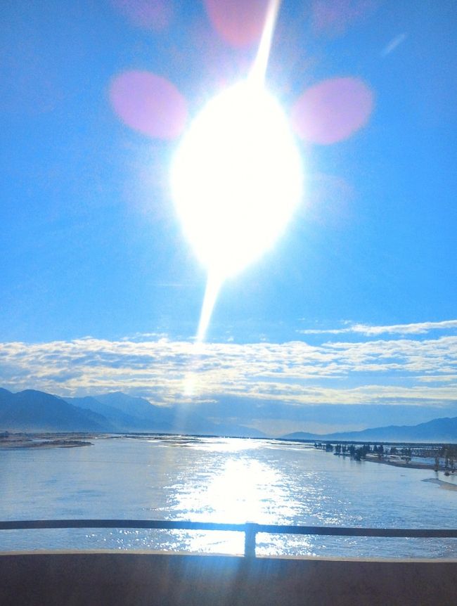 チベットは水も豊富だ。写真はチベット郊外の水に映る太陽。
