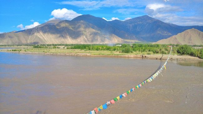 ヤムドク湖に向かう途中、川に掛かる祈祷旗のタルチョ。