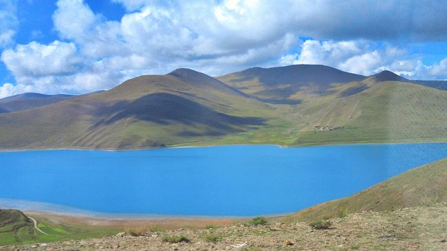 【ツアー最終日】<br />　ツアー最終日はラサ郊外湖への遠足。カンパラ峠（4,750ｍ）から「神秘の湖」ヤムドク湖を訪れた。昼食は近くの湖のほとりでとる。チベットブルーはそらの青さであったが、それは豊富な水の碧さでもある。