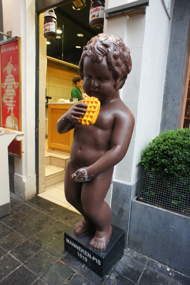 小便小僧近くのワッフル屋の前に、こんな像がありました。