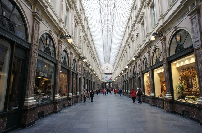 ギャルリー・サン・チュベール。<br />日曜日の朝なのでひっそりとしています。