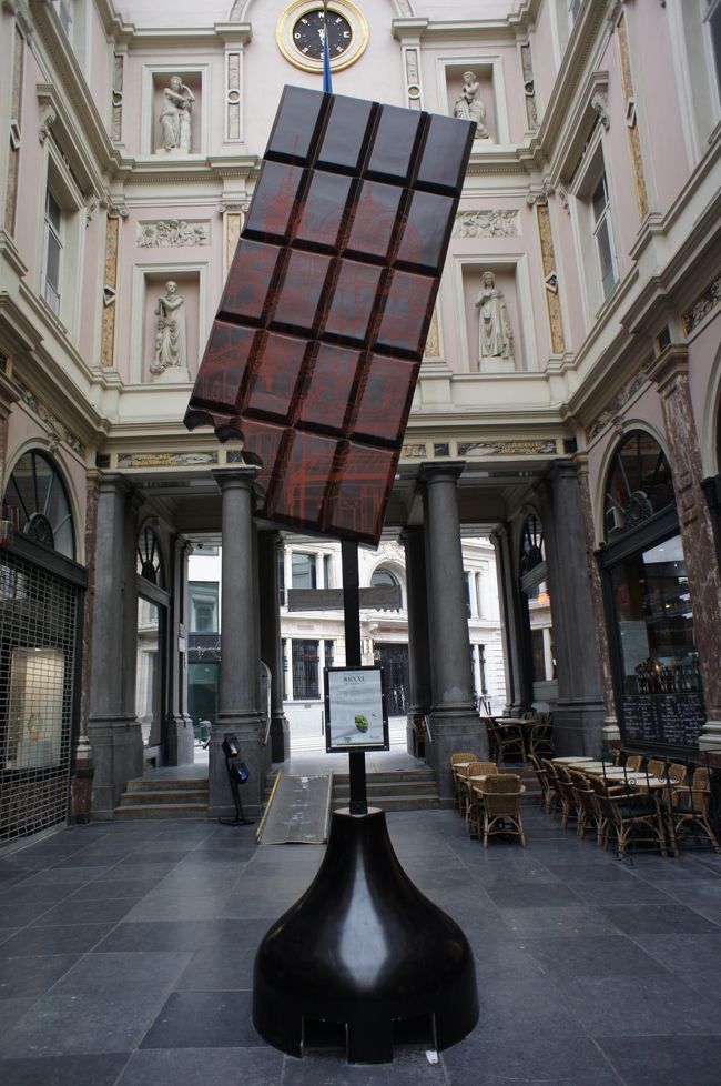 2012年のブリュッセルのイヤーテーマは「美食」だそうで、このようあモニュメントが色々な所に設置されています。