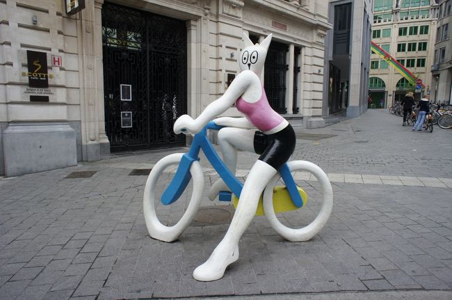 ギャルリー・サン・チュベールを出たところにいました。<br />何者？