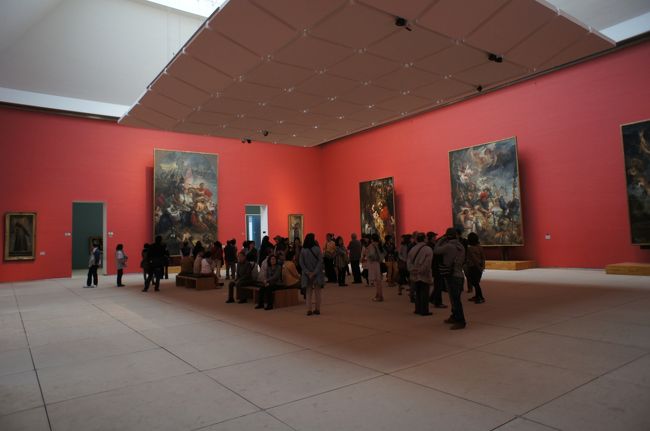 こんなに広々とした空間で鑑賞できるのです。