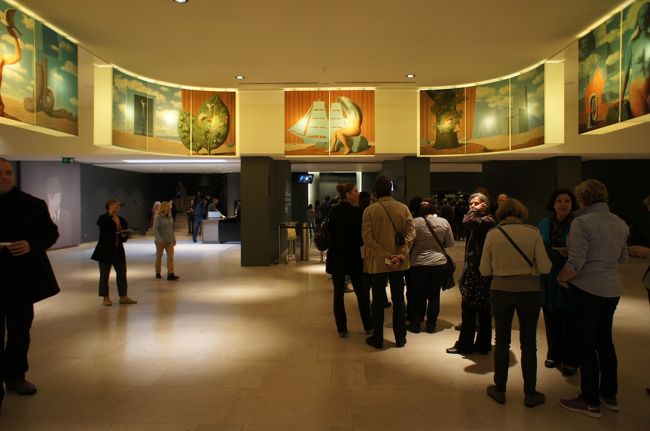 王立美術館と繋がっているマグリット美術館。