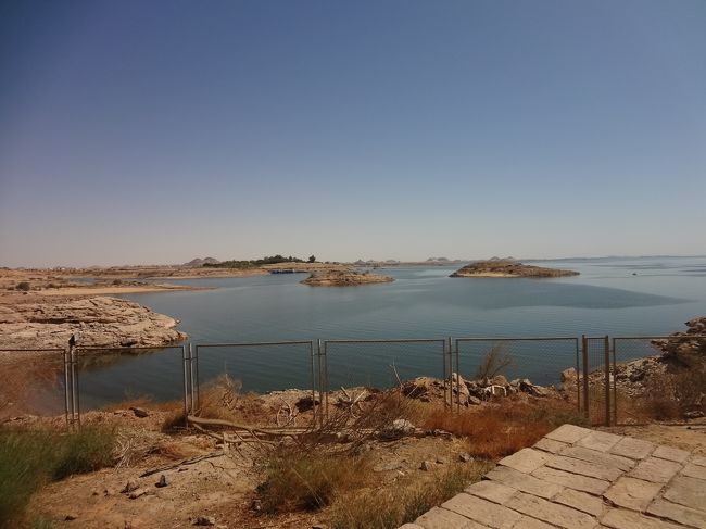 神殿の前は湖。元々はこの辺にあったものをユネスコが数十メートル上に移動させたのが今の神殿。