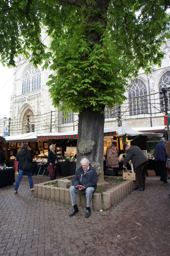 美術館を出た後は、グラン・サブロン広場へ。