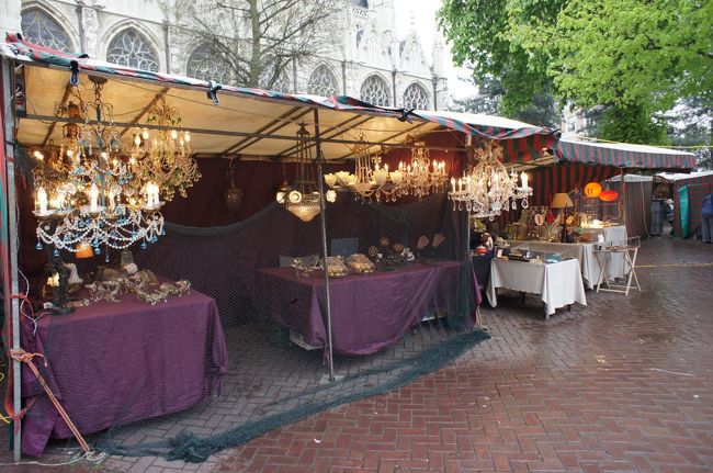 アンティーク市が開かれていました。<br />シャンデリアの露店なんて初めて見ましたよ！