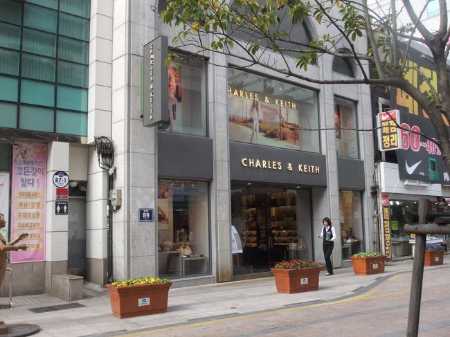 荷物を置いたらさっそく南浦洞へ。<br />地下鉄が値上がりしていた気がします。<br /><br />ブラブラ歩いていてビックリ！<br />シンガポールブランドのC＆Kが釜山にできてた！！<br />興奮気味に店内へ。笑<br /><br />最近シンガに行けてないのでそろそろ行きたいと思っていたところだった。<br />シンガよりは割高だけど、靴買いたいけどシンガまで行く時間はないって時は釜山かな。<br /><br />品揃えもよかったし、釜山ではまだ人気は出てないのかも。<br />お客さんもいなかった。<br />