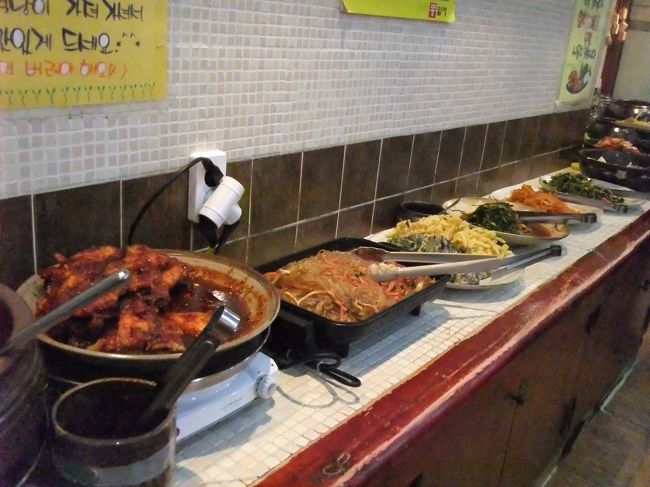 C＆Kをゆっくりみたいけど、お腹がすいていたのでランチへ。<br /><br />南浦洞の国際市場にも近いコンパテ。<br />バンチャンはバイキング形式。