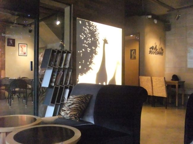 その後は国際市場をブラブラして、コーヒータイム。<br /><br />ZOO COFFEEへ行ってみた。<br />店内は動物たちでいっぱい！<br />めちゃかわいいカフェでした。<br /><br />旦那ですらこれはカワイイ！と気に入っていた。笑
