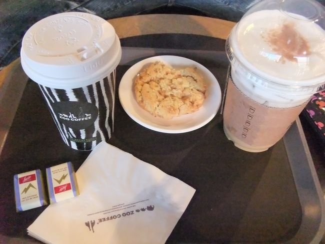 カプチーノとラテを頼んだら１枚クッキーがついてきた。<br />どっちについてるのかは不明。<br /><br />カップもかわいい♪