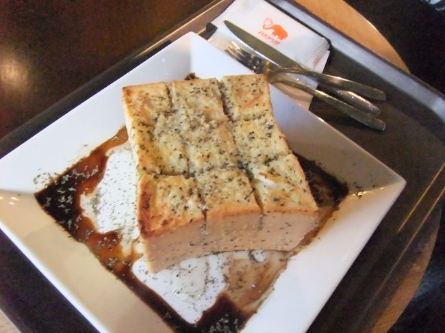 なんかデザート食べたい気分だったので、ワッフルを頼もうとしたら売り切れとのこと。<br /><br />ガーリックハニーハチパン？！<br />ガーリックとはちみつとバルサミコがかかってて、まぁイマイチでした。<br />はちみつだけでよかった・・・