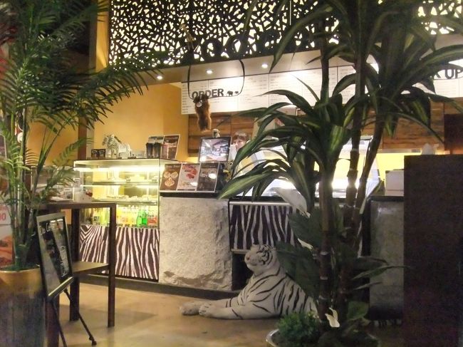 内装はジャングルちっくで動物のぬいぐるみがたくさん置いてあります。<br /><br />その後は特にすることもないので、旦那希望のカジノをしに西面へ。<br />１時間ちょっとカジノをしてロッテ免税店をのぞいて南浦洞へ戻ります。