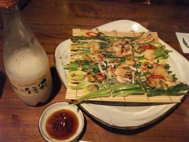 さっき食べたハチパンのせいでまだお腹はすかないけど、前回もきた百歳酒マウルへ。<br /><br />とりあえずパジョンをつまみながらマッコリ♪