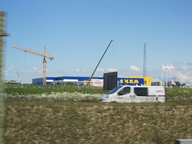 コペンハーゲンから列車で30分ほどでマルメに着く予定。<br />国境を越えたあたりに、IKEAがありました。<br />IKEAはスウェーデン発祥です。<br /><br />それにしても、特に国境っぽいものは何もなかったです。パスポートコントロールも無いし。<br />スピーディーでいいですが、パスポートにスタンプが貯まらないのが寂しいです。