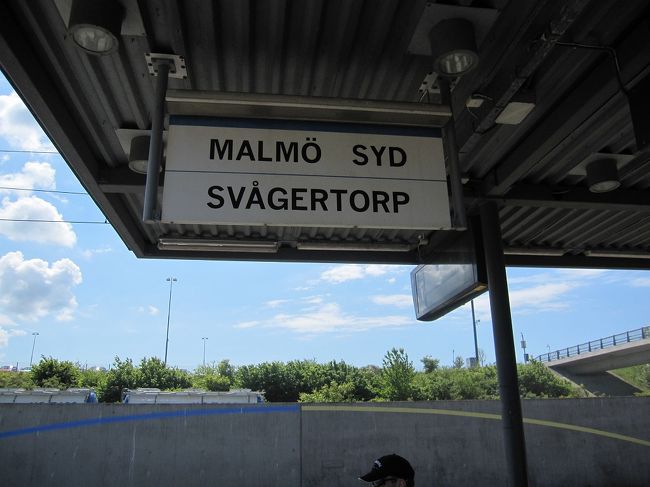 と、思ったら間違ってひとつ前の駅で降りてしまいました。<br />駅前には、IKEAしかなさそうです。<br />とりあえずここで30分弱ほど次の列車を待ちました。<br />これも個人旅行の醍醐味？