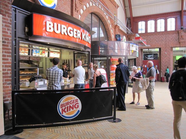 駅構内に簡易バーガーキング。<br />マクドナルドよりも多い気がします。