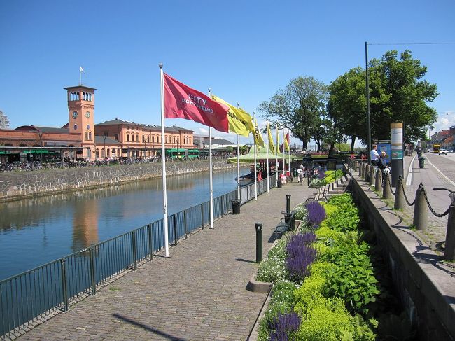 駅の目の前は運河になっていて、運河を渡った場所から駅を望みます。<br />ラベンダーが咲いていて綺麗です。<br />何といっても、空気が澄んでいて、景色が綺麗に見えます。