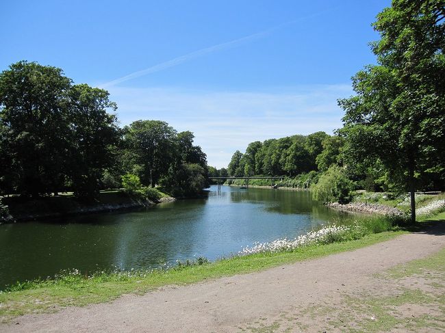 街の西にある公園を散歩します。<br />緑がとても綺麗です。癒されます。