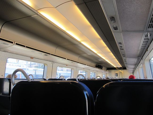 車内はこんな感じです。<br />一応、絶対に座れるように一等車にしたのですが、二等車でもよかったかなと思ってます。<br />