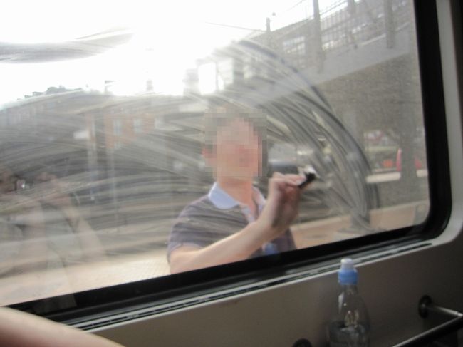 コペンハーゲンからドイツのケルンまで寝台列車（City Night Line）で向かいます。<br />乗車してから、窓が汚れていることに気付いたのですが、あまり時間が無く、ほとんど拭けず。というか、中途半端だったので逆に汚してしまいました。<br />今度乗る際は、雑巾か布を持ってきておいて、ちゃんと拭いてから乗りたいです。<br />--------------チケットについて---------------------<br />チケットはドイツ鉄道（DB)のホームページから購入できます。<br />ただし、必ず購入した時と同じクレジットカードとIDを持ってないと乗車できません（2010年現在の規則）。<br />購入する方は、チケットに付随する注意書きをよく読んでから行くことをお勧めします。<br />