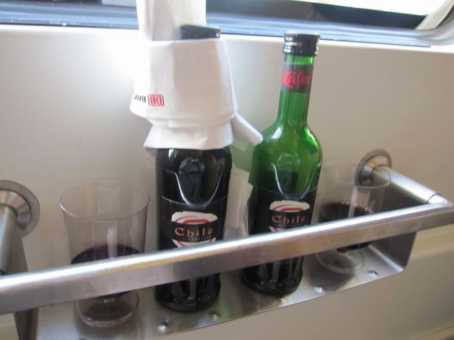 シャワー付きデラックス（個室）なので、ウエルカムドリンクが付いてきます。今回は赤ワインです。<br />この車両のいいところは、相部屋にならないのとシャワーが付いていることです。<br />2人旅であれば、二人でゆっくり二人で過ごせます。<br /><br />また、夏で汗を書いていても、シャワーを浴びてすっきりしてから寝られるので普通にホテルに泊まるのと大差ないです。