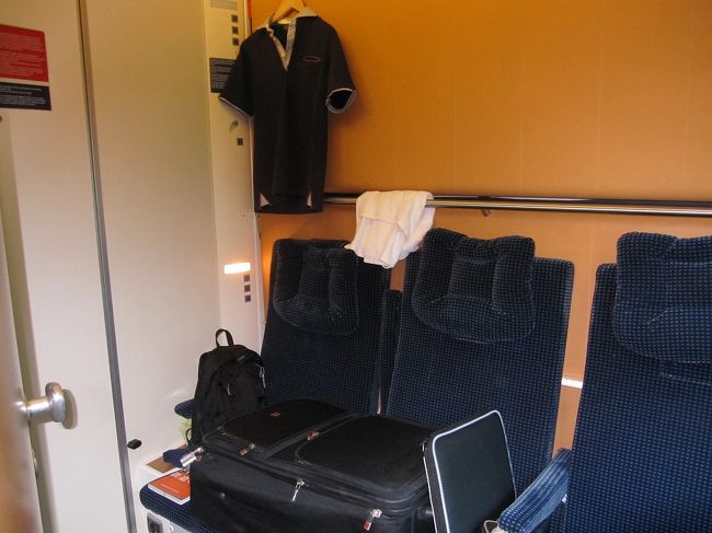 寝台状態になる前はこんな感じで、普通の列車の座席です。<br />でも、誰も他人が居ないので、寝転んだり、靴を脱いでリラックスしても問題なしです。<br />私たちは、先にシャワーを浴びてすっきりし、ジャージに着替えてくつろがせてもらいました。