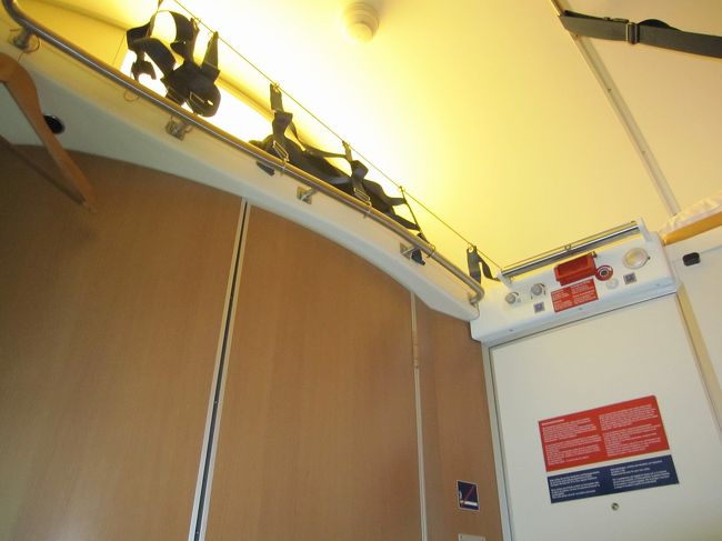 個室内には、荷物を置く場所も有ります。<br />ただし、結構高い位置にあるので、トランクを上げるには力が必要です。