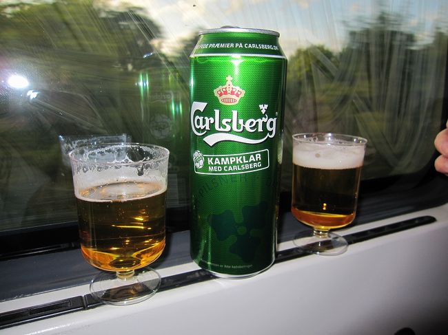 夕飯開始です。<br />コペンハーゲンの駅やコンビニで買ったカールスバーグで乾杯。<br />ヨーロッパの移り行く景色を見ながらのビールはおいしいです。<br />しかも、デンマークを去りながら、デンマークのビールを飲むというのがオツです。