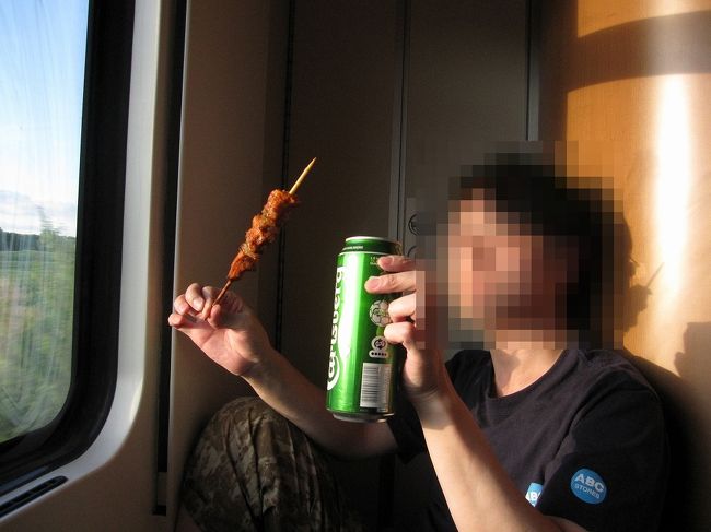 セブンイレブンで買った鳥の串焼き。<br />大きな焼き鳥です。<br />ビールに合います。<br />ちなみに、右後ろに写っている木の部屋がシャワールームとトイレです。<br />今回、この中は撮り忘れてしまいました。<br />シャワールームは結構狭いのと、水量は少ないです。<br />列車なので仕方ないとおもって、そこは我慢です。<br />あと、ドライヤーがないので、持参をお勧めします。<br />今回は、窓から顔を出して自然ドライヤーで乾かしました。男性は良いですが、女性は無理ですね。ドライヤー必須です。<br />（新しいタイプの車両だとドライヤーが付いています）