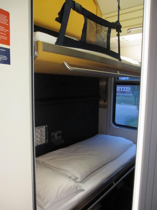 午後10時になって、ベッドメイキングをしに乗務員さんがやってきました。<br />かなり手際よく短時間でベッドに早変わりです。<br />しかもこの方女性です。力仕事っぽいけど大丈夫かなと思いましたが、案外楽そうにこなしてました。