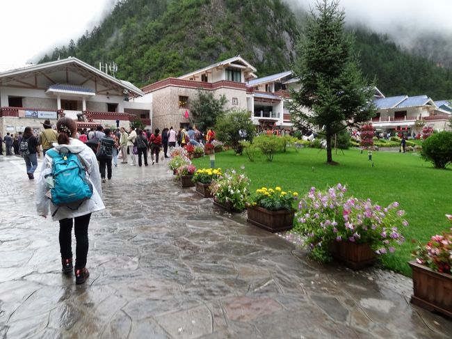 ついたー!<br />ゆめにまでみた九寨溝～♪ヽ(´▽｀)/<br /><br />ﾊﾞｽ停から10分くらい歩きましたが、<br />もう疲れました…<br /><br />やっぱ標高が高いからかな('_'?)<br />ｶﾞｲﾄﾞさん、早くﾁｹｯﾄ取りに行きたいからか、<br />かなり早歩きでした(^^; ｵｲﾂｶﾅｲ