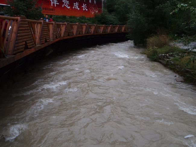 いざ！九寨溝へ(>ω<)ﾉｼ<br /><br />バス乗って、<br />こんな川の横歩いて…