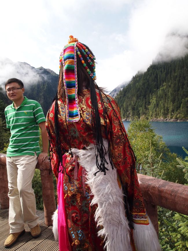 衣装もかりました♪<br /><br />混みすぎてて、人が写らない写真を<br />撮るのはほぼ不可能(T-T)<br /><br />着せてくれたおばちゃんが気合いで、<br />どかしてくれﾏｼﾀ(∀)ｱﾘｶﾞﾄｰ♪