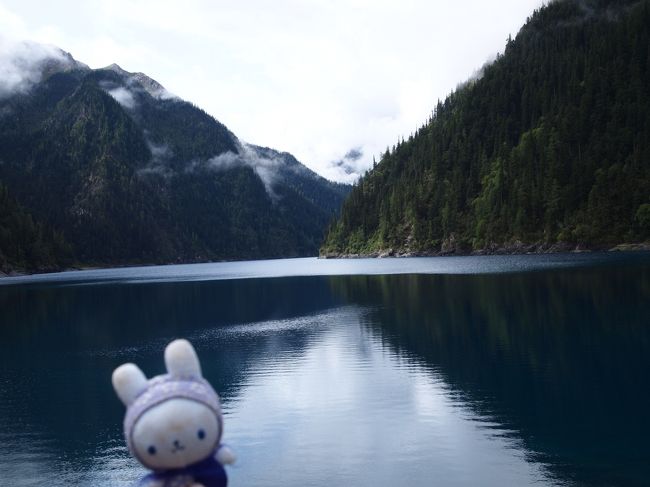 長海とこの次の五彩池は、則査窪溝側にありﾏｽ。<br /><br />九寨溝は Y字の形になっていて、<br />Yの上、左側が、 ＜則査窪溝＞<br />上、右側が、 ＜日則溝＞って名前がついてﾏｽ。<br /><br />ちょうど真ん中が、 諾日朗瀑布や鏡海のあたり。