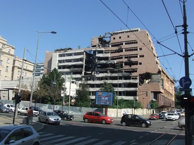 戦争の爪痕を残す建物。ベオグラードの街中にはNATO郡の空爆によってボコボコにされた建築が未だにこうして残っている。・・・にしてもユーゴの他地域に比較して高層ビルの多い事。