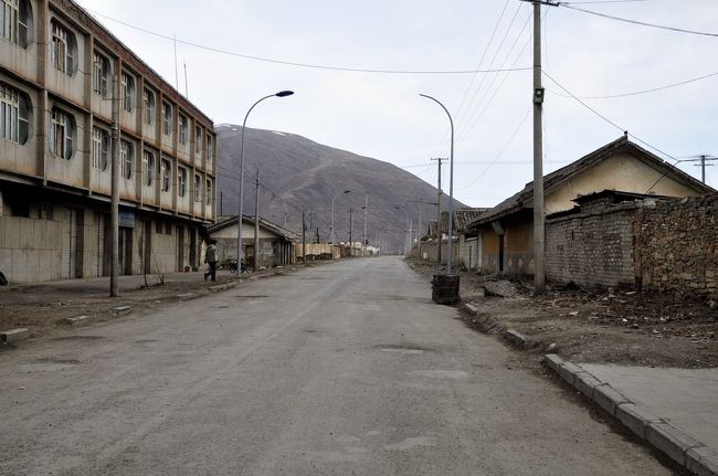 乗合バンで「色達」に戻って来ました。<br />これはメインストリート２つのうち１一つ。<br />この先にバスターミナルがあるのですよ。<br />半信半疑で歩いていました。