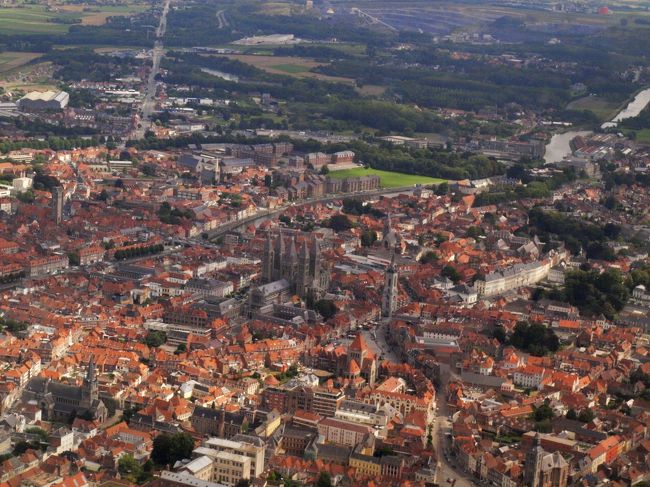 空から見ていた風景の記憶を頼りに町を散策していく。