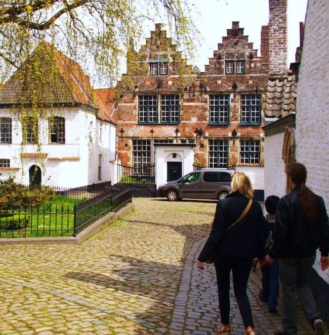 ここにも昔の暮らしがそのまんまのベギン会派修道院住居がある。<br />古い日本の民家を見ているように心が落ち着く。