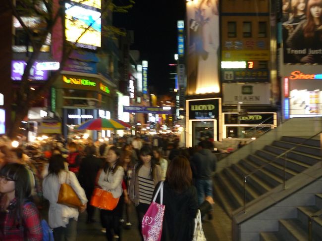 明洞の町並みです。<br />賑やかですね！